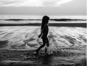 GAROTA CURTINDO A PRAIA