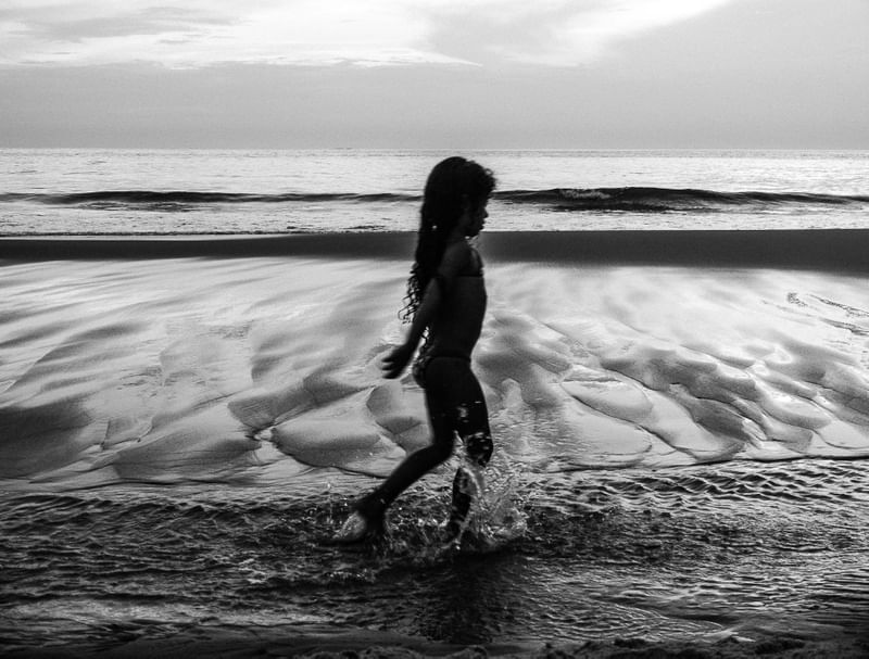 GAROTA CURTINDO A PRAIA