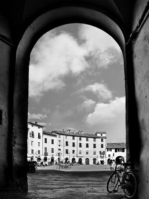 BICICLETA NA PIAZZA DELL'ANFITEATRO - LUCCA, ITALIA