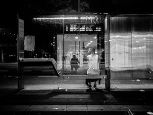 O REFLEXO DO PONTO DE ONIBUS