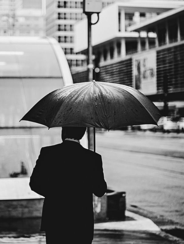 O HOMEN E O GUARDA CHUVA