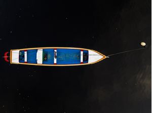 O BARCOS COLORIDOS EM ÁGUA ESCURA