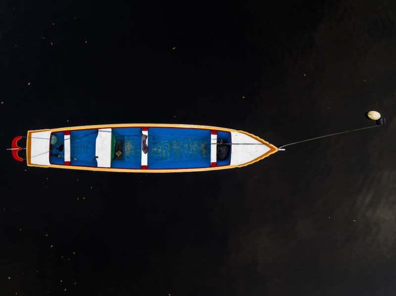 O BARCOS COLORIDOS EM ÁGUA ESCURA