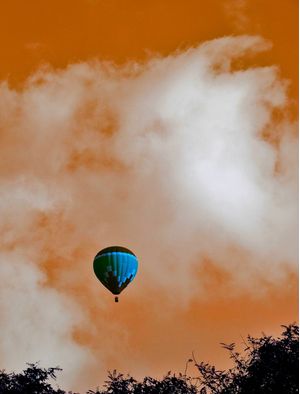 O BALÃO E O CÉU LARANJA