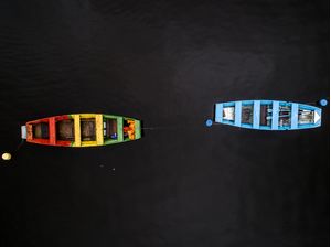 OS BARCOS COLORIDOS EM ÁGUAS ESCURAS