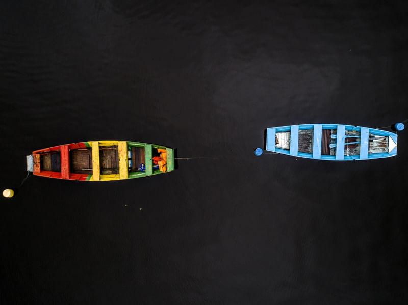 OS BARCOS COLORIDOS EM ÁGUAS ESCURAS