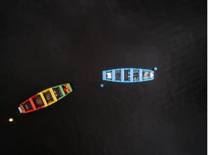 OS BARCOS COLORIDOS EM ÁGUAS ESCURAS II
