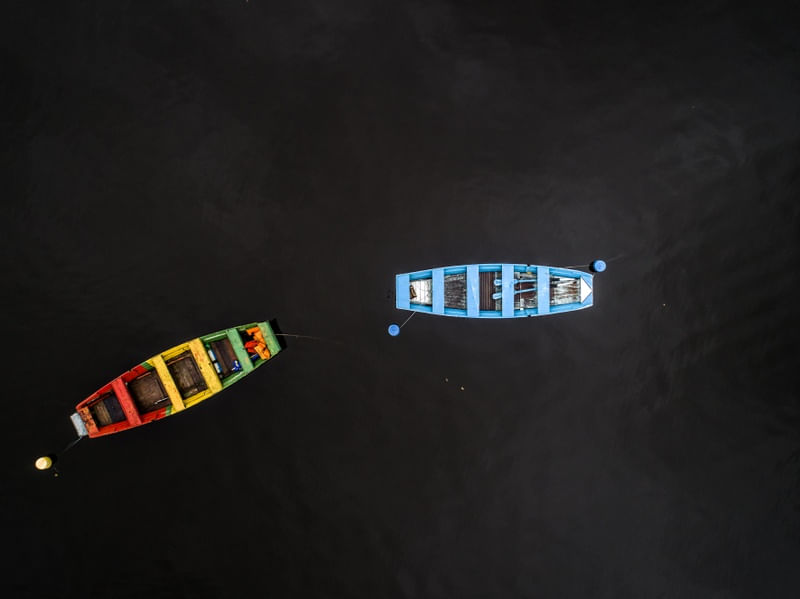 OS BARCOS COLORIDOS EM ÁGUAS ESCURAS II