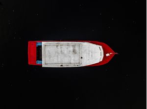 O BARCO VERMELHO NA ÁGUA ESCURA