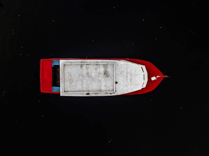O BARCO VERMELHO NA ÁGUA ESCURA