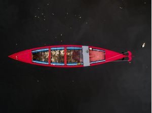 O BARCO NA ÁGUA ESCURA