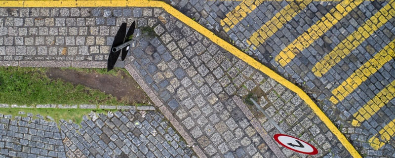 OS PARALELEPÍPEDOS E AS LINHAS AMARELAS