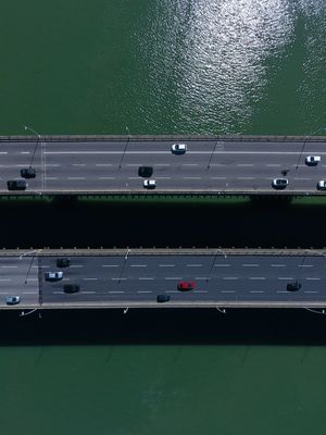 A PONTE, OS CARROS E O MAR