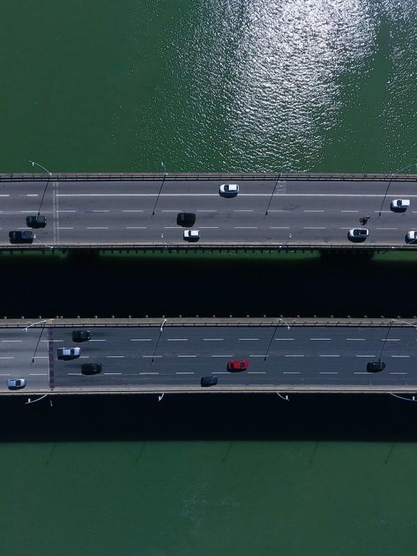 A PONTE, OS CARROS E O MAR