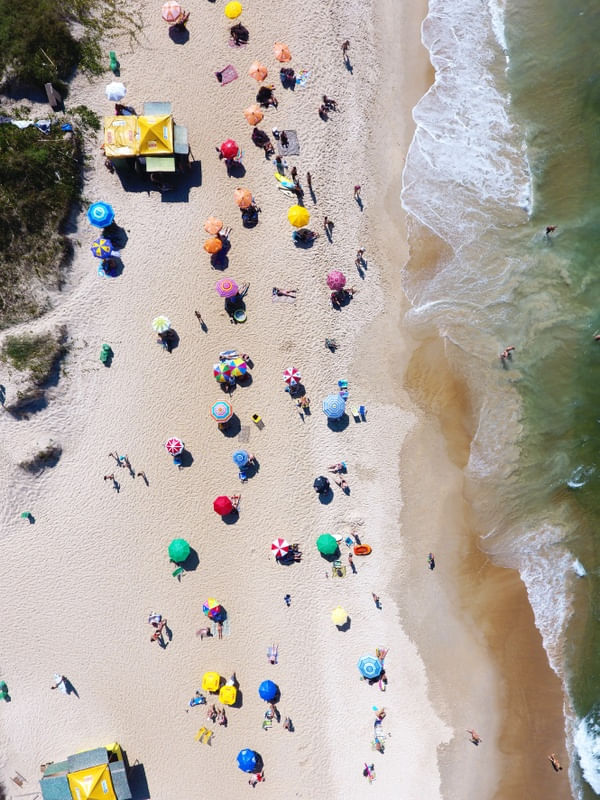 ÁGUA, AREIA E SOL