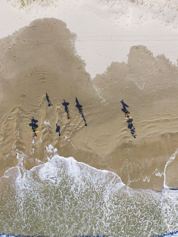 PRAIA E SURFISTAS