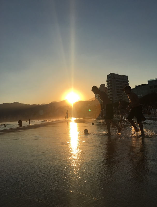 BRINCANDO NA AREIA DE IPANEMA