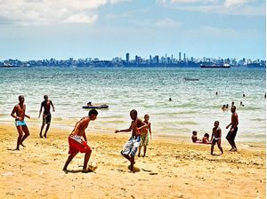 FUTEBOL DE PRAIA EM ITAPARICA - SALVADOR AO FUNDO