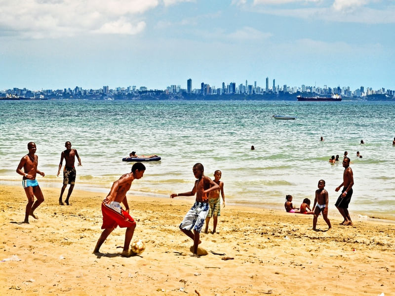 FUTEBOL DE PRAIA EM ITAPARICA - SALVADOR AO FUNDO