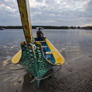 O BARCO COLORIDO NO AMANHECER
