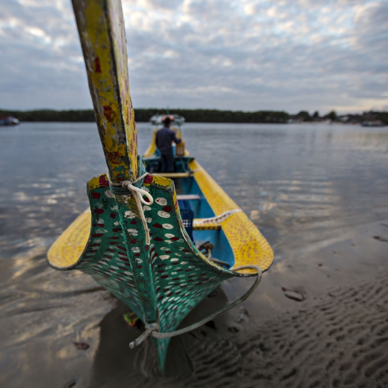 O BARCO COLORIDO NO AMANHECER
