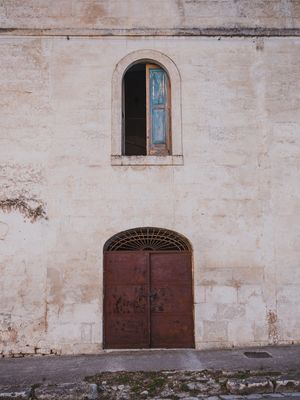 PORTA FECHADA E JANELA ABERTA