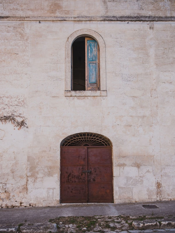 PORTA FECHADA E JANELA ABERTA
