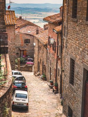 CARROS EM RUAS DESERTAS DA TOSCANA