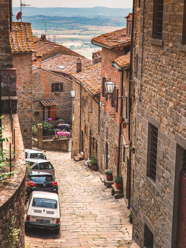 CARROS EM RUAS DESERTAS DA TOSCANA