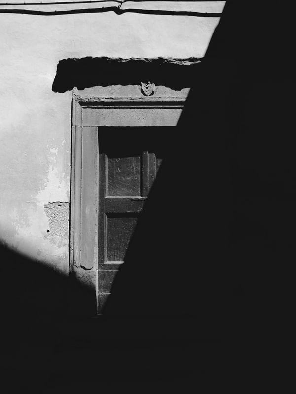 PORTA NAS SOMBRAS