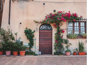 PORTA COM FLORES NA TOSCANA