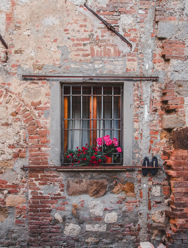 SAPATOS EM UMA JANELA DA TOSCANA