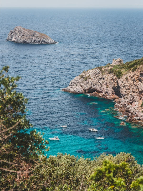 ÁGUAS CALMAS E AZUIS COM BARCOS