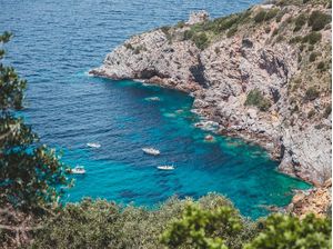 PRAIA DE MAR CALMO E AZUL COM BARCOS NA ITÁLIA
