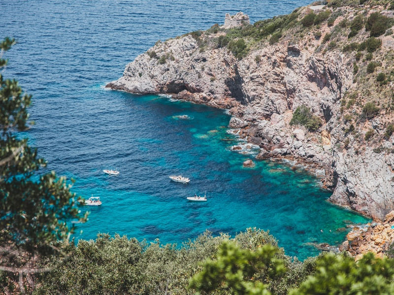 PRAIA DE MAR CALMO E AZUL COM BARCOS NA ITÁLIA