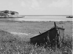 BARCO SOLITÁRIO NA PRAIA EM PRETO E BRANCO