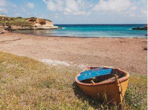 BARCO SOLITÁRIO NA PRAIA EM PUGLIA, NA ITÁLIA
