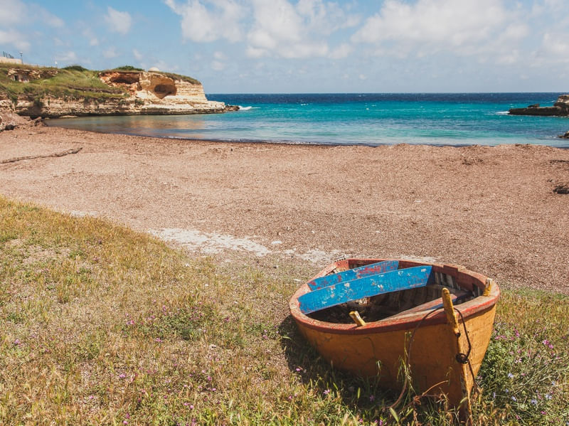 BARCO SOLITÁRIO NA PRAIA EM PUGLIA, NA ITÁLIA