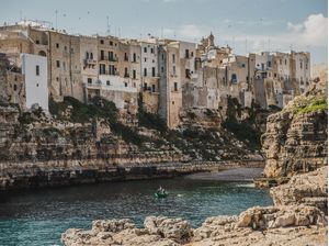 BARCO DE PESCADORES EM POLIGNANO A MARE NA ITÁLIA
