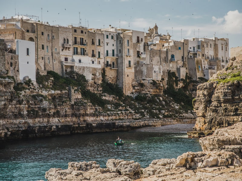 BARCO DE PESCADORES EM POLIGNANO A MARE NA ITÁLIA