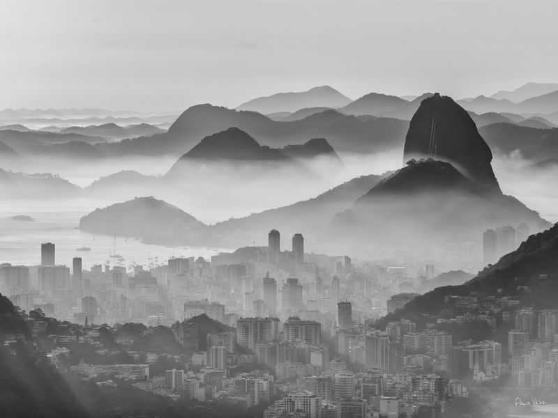 PAISAGENS CARIOCAS, PÃO DE AÇÚCAR IMPONENTE SOB A NÉVOA, RIO DE JANEIRO