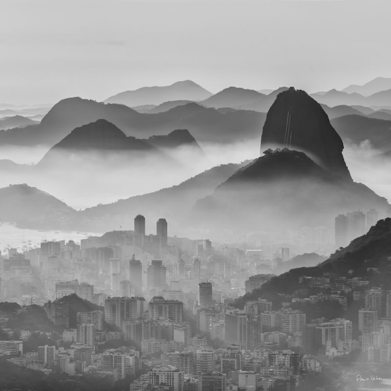 PAISAGENS CARIOCAS, PÃO DE AÇÚCAR IMPONENTE SOB A NÉVOA