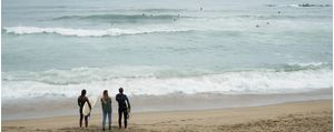SURFISTAS NA PRAIA DE BARCELONETA