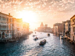 BRIGHT SUNRISE IN VENICE
