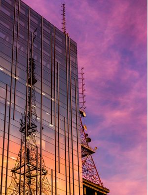 ESCONDE-ESCONDE DE ANTENAS NA PAULISTA DURANTE O AMANHECER