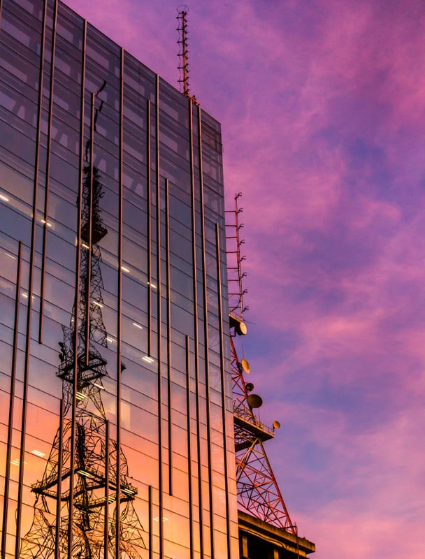 ESCONDE-ESCONDE DE ANTENAS NA PAULISTA DURANTE O AMANHECER