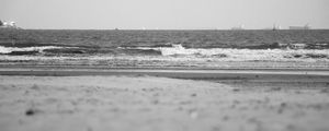 AREIA ONDAS MAR E CARGUEIROS - PRAIA DE SANTOS - PRETO E BRANCO