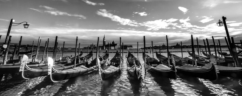 BARCOS EM VENEZA (PRETO E BRANCO)