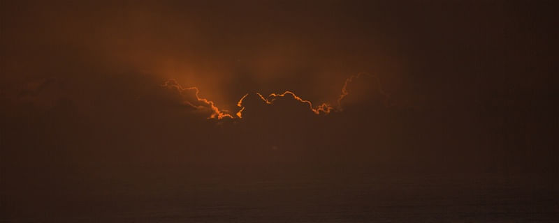 SOL POR TRÁS DAS NUVENS