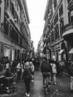 RUA DE PEDESTRES EM ROMA - PRETO E BRANCO